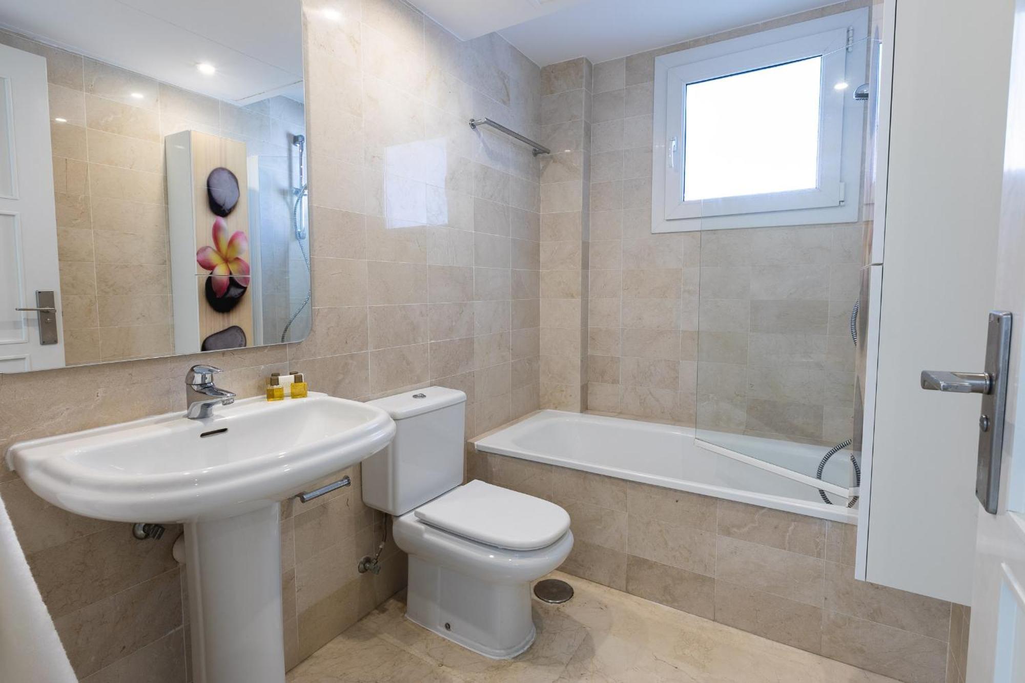 Vacation Marbella I Las Canas Beachfront Haven, Sea View, Jacuzzi, Golden Mile, Duplex Penthouse, 24-7 Security Lejlighed Eksteriør billede