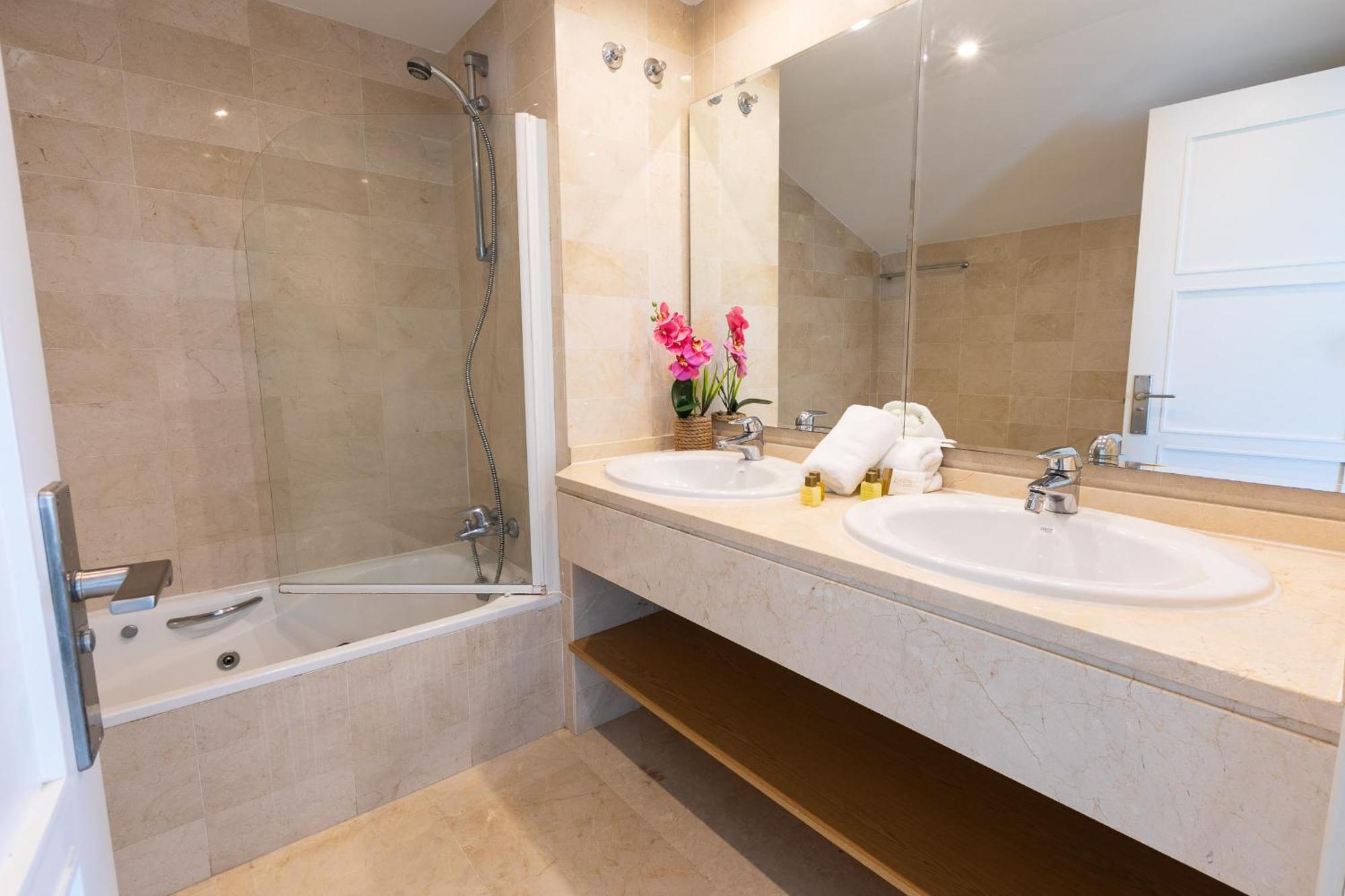 Vacation Marbella I Las Canas Beachfront Haven, Sea View, Jacuzzi, Golden Mile, Duplex Penthouse, 24-7 Security Lejlighed Eksteriør billede