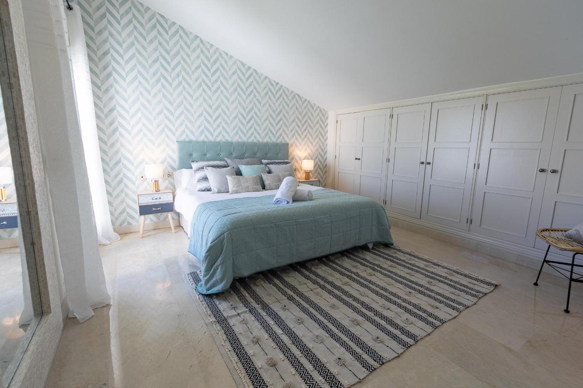 Vacation Marbella I Las Canas Beachfront Haven, Sea View, Jacuzzi, Golden Mile, Duplex Penthouse, 24-7 Security Lejlighed Eksteriør billede