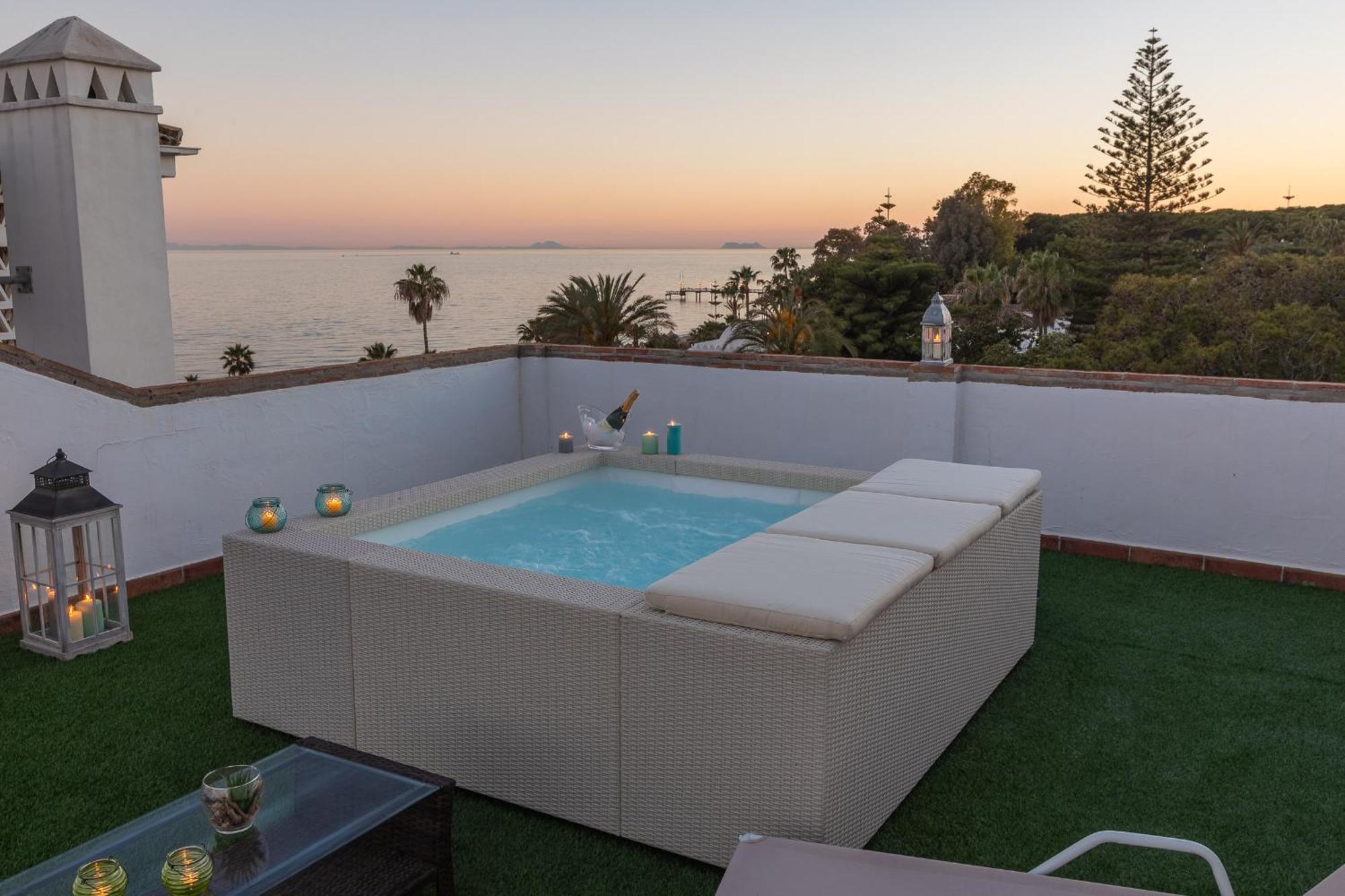 Vacation Marbella I Las Canas Beachfront Haven, Sea View, Jacuzzi, Golden Mile, Duplex Penthouse, 24-7 Security Lejlighed Eksteriør billede