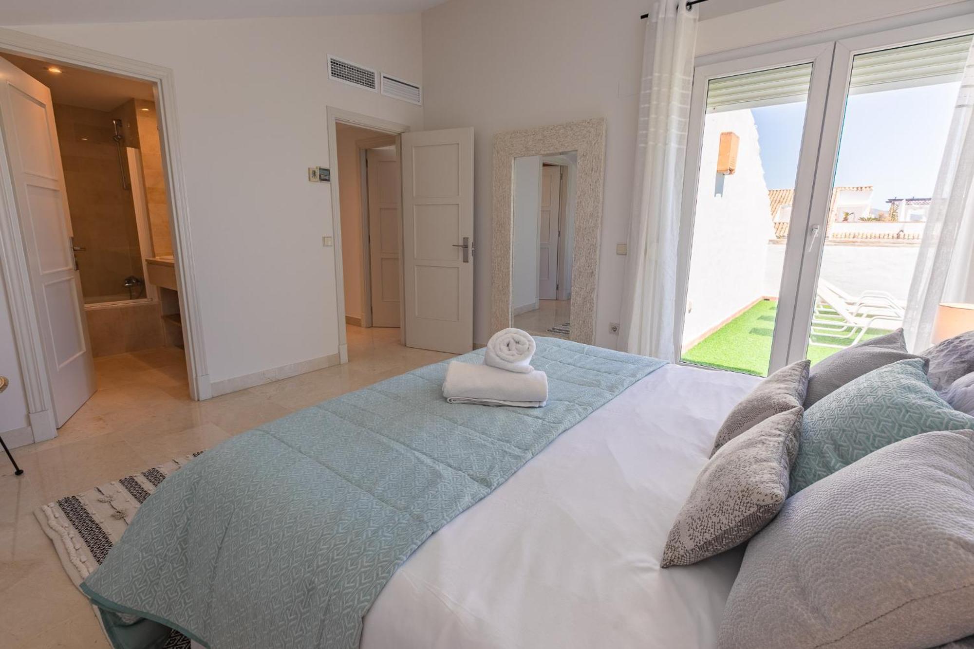 Vacation Marbella I Las Canas Beachfront Haven, Sea View, Jacuzzi, Golden Mile, Duplex Penthouse, 24-7 Security Lejlighed Eksteriør billede